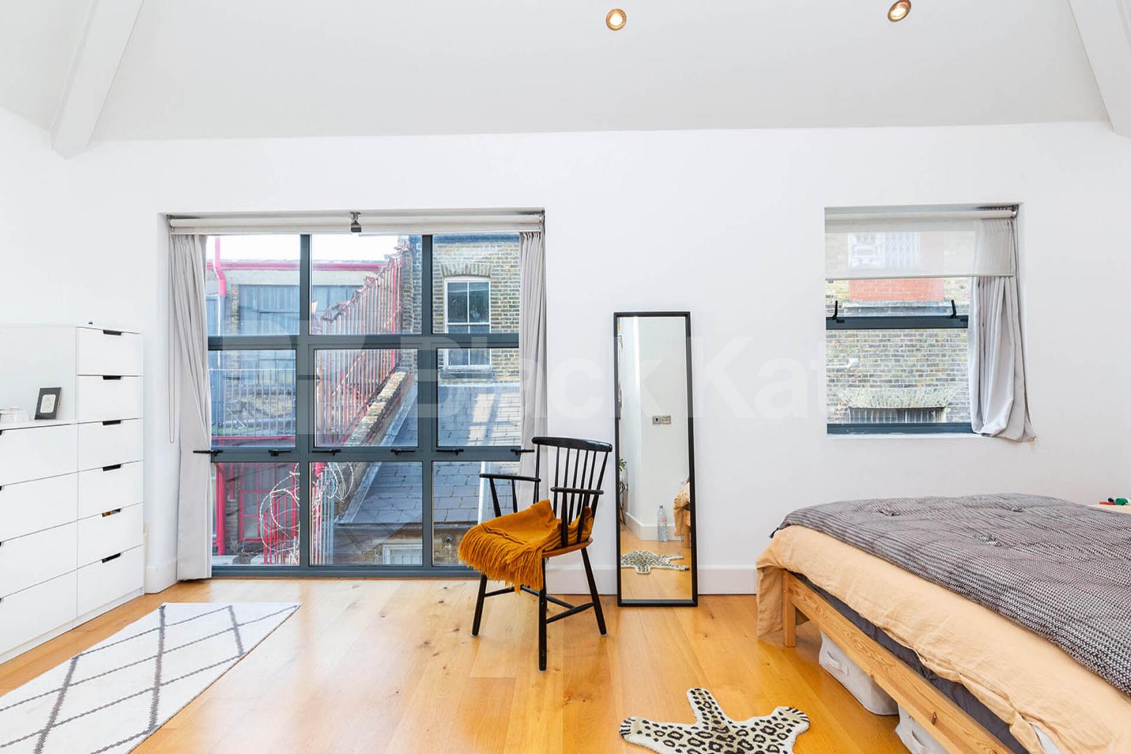 Large studio space with balcony and roof terrace in the heart of Bethnal Green Bethnal Green Road, Bethnal Green 